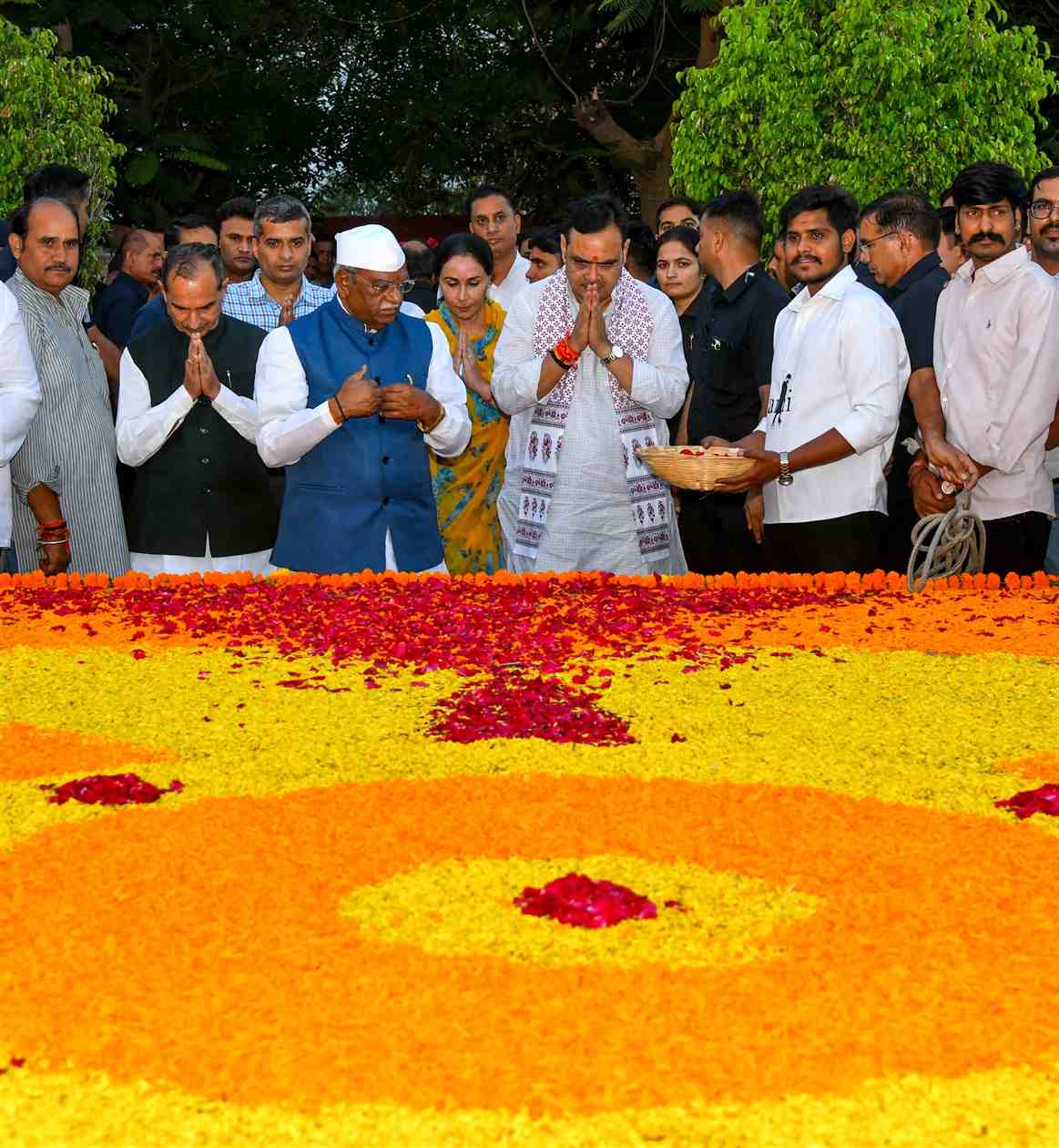 <div>राज्यपाल हरिभाऊ बागडे एवं मुख्यमंत्री भजनलाल शर्मा ने</div><div>पूर्व उपराष्ट्रपति स्व. भैरोंसिंह शेखावत को अर्पित की श्रद्धांजलि</div>